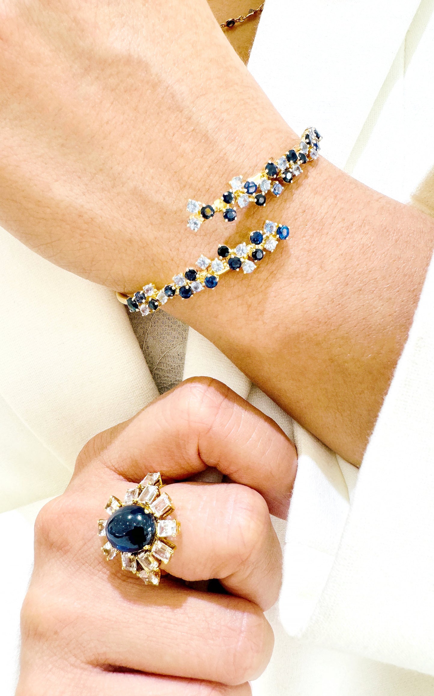 Light and Dark Blue Sapphire Symphony In 18K Yellow Gold - AiJi World