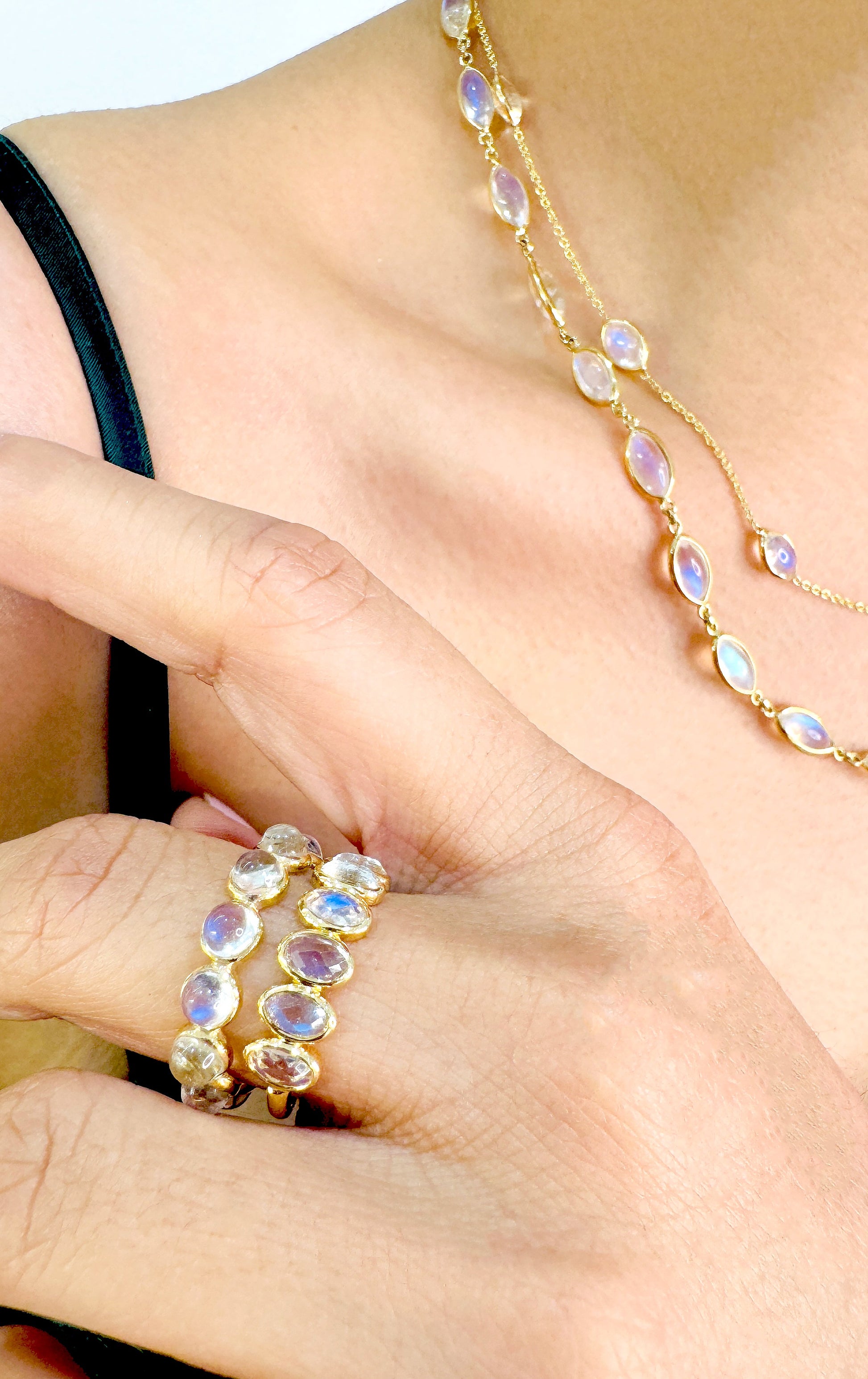 Rainbow Moonstone Oval Ring In 18K Yellow Gold - AiJi World 