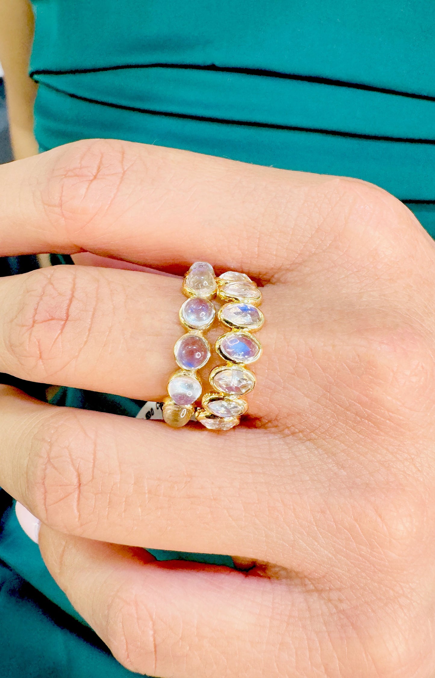 Rainbow Moonstone Oval Ring In 18K Yellow Gold - AiJi World 