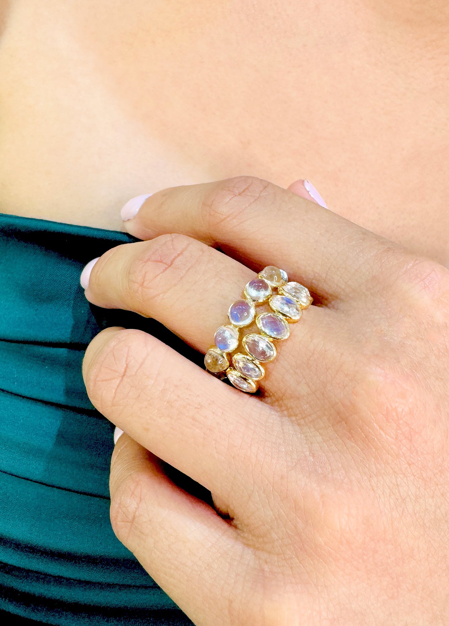 Rainbow Moonstone Oval Ring In 18K Yellow Gold - AiJi World 