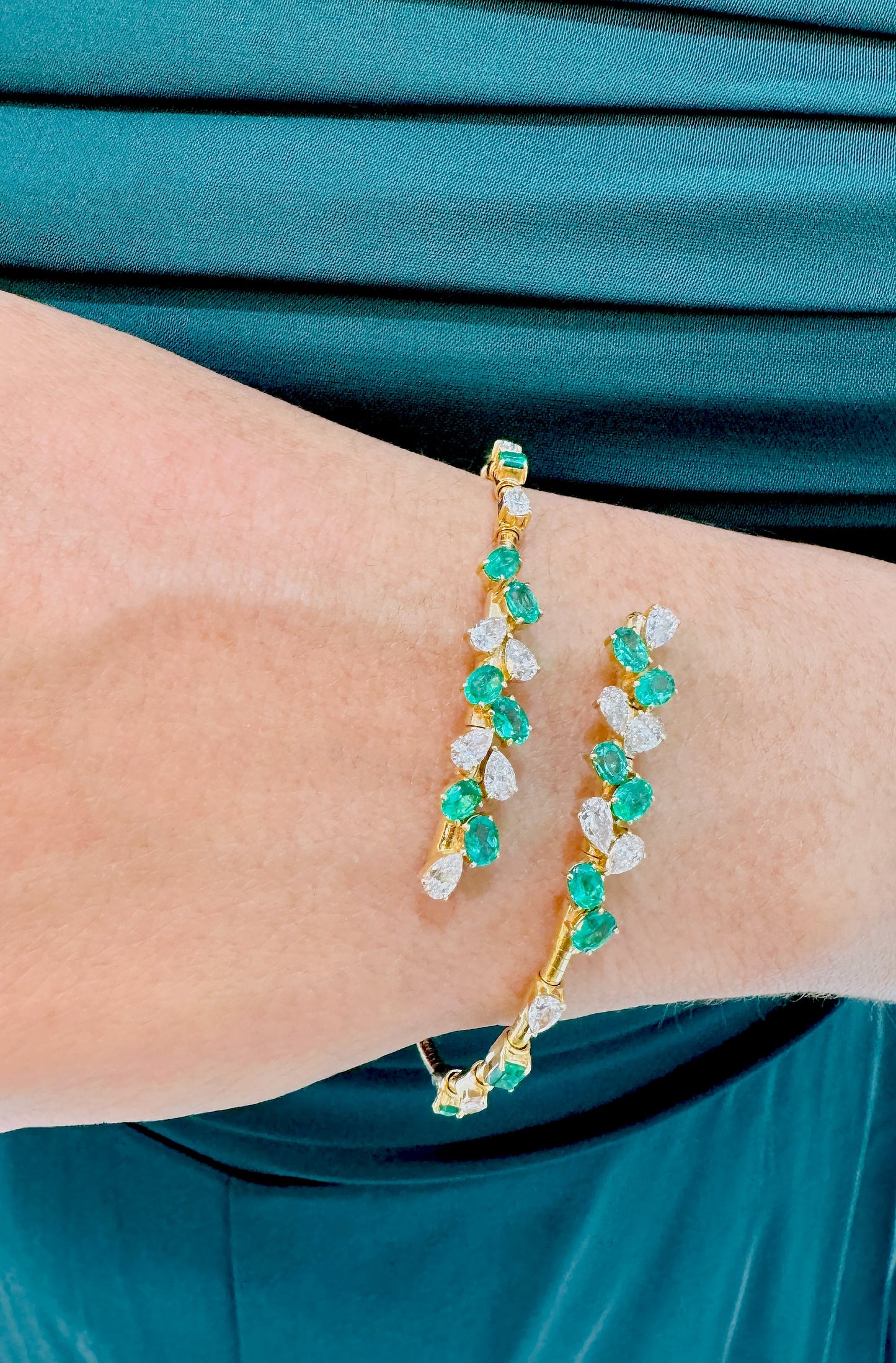 Emerald & Diamond Symphony Bracelet in 18K Yellow Gold - AiJi World 