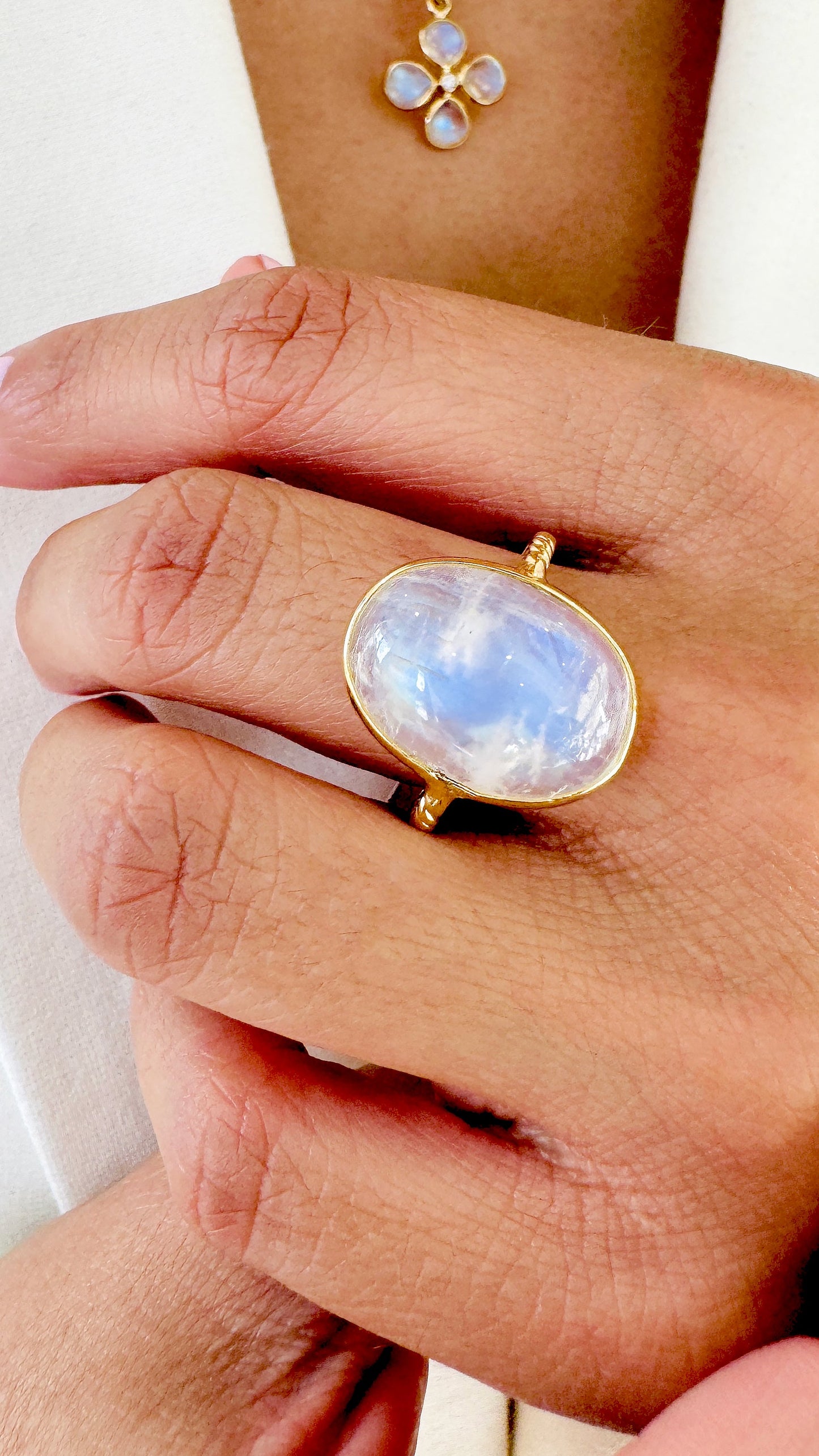 Rainbow Moonstone Oval Ring In 18K Yellow Gold - AiJi World 